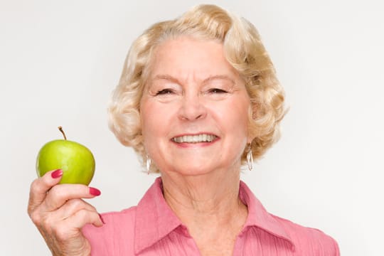 Alzheimer: Vitamin C im Obst schützt das Gehirn.