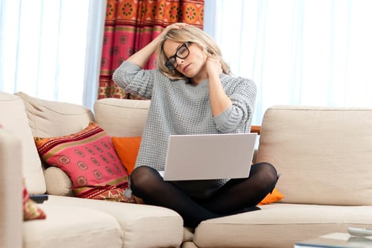 Nackenschmerzen entstehen oft bei der Arbeit am Computer