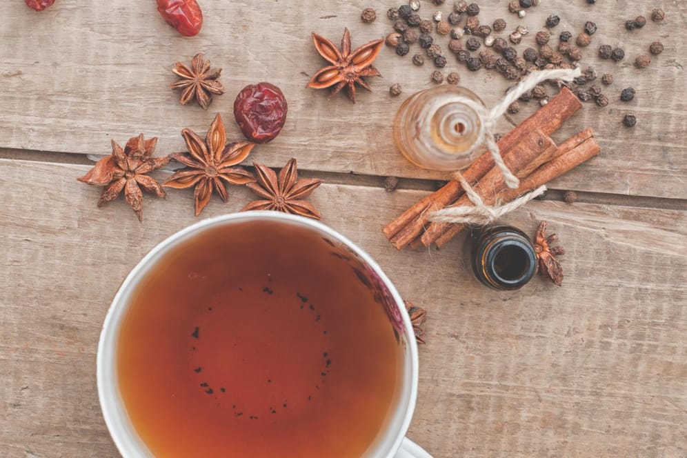 Tee mit getrockneten Zutaten wie Zimt, Fenchel und Anis unterstützt den Heilungsprozess bei einer Bronchitis.