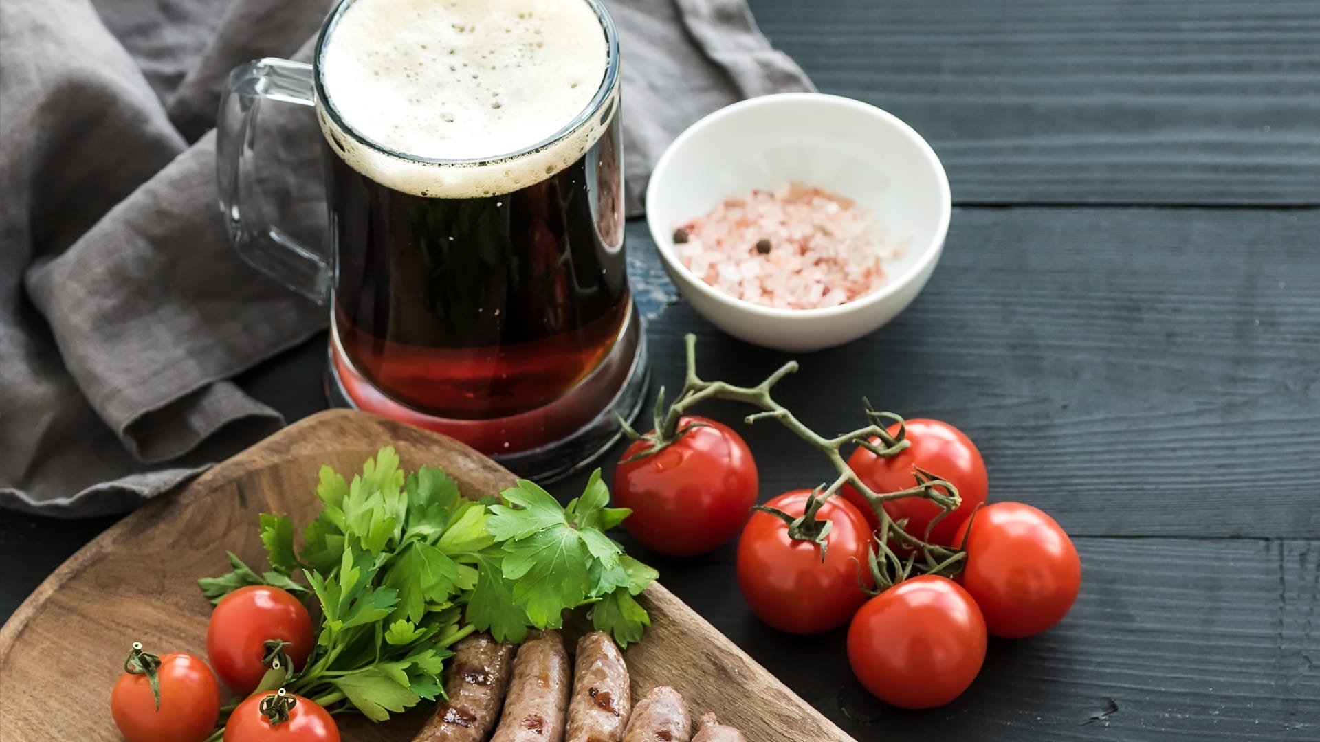 Diese Biere passen am besten zum Grillen - unsere Tipps nach dem Praxistest.