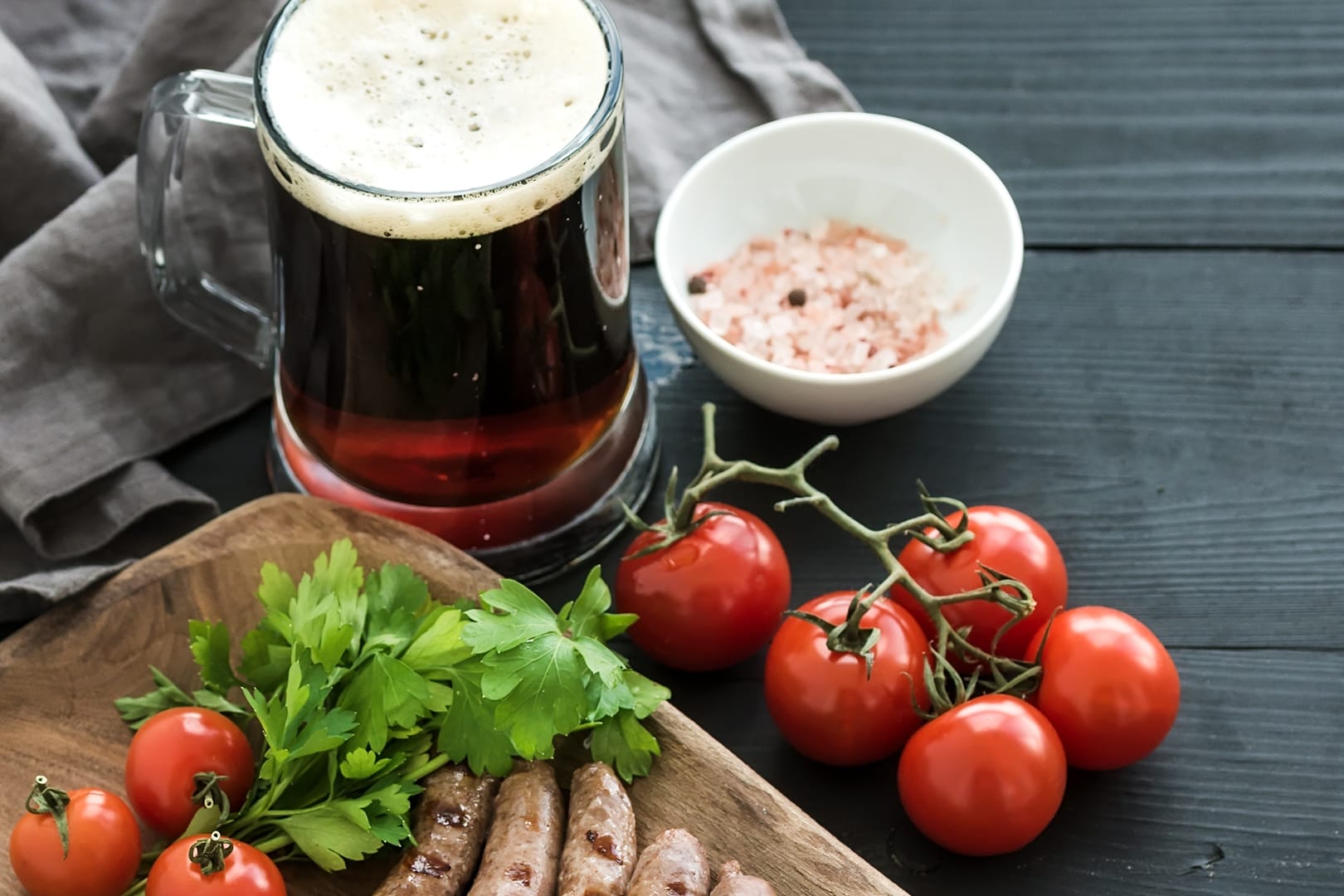 Diese Biere passen am besten zum Grillen - unsere Tipps nach dem Praxistest.