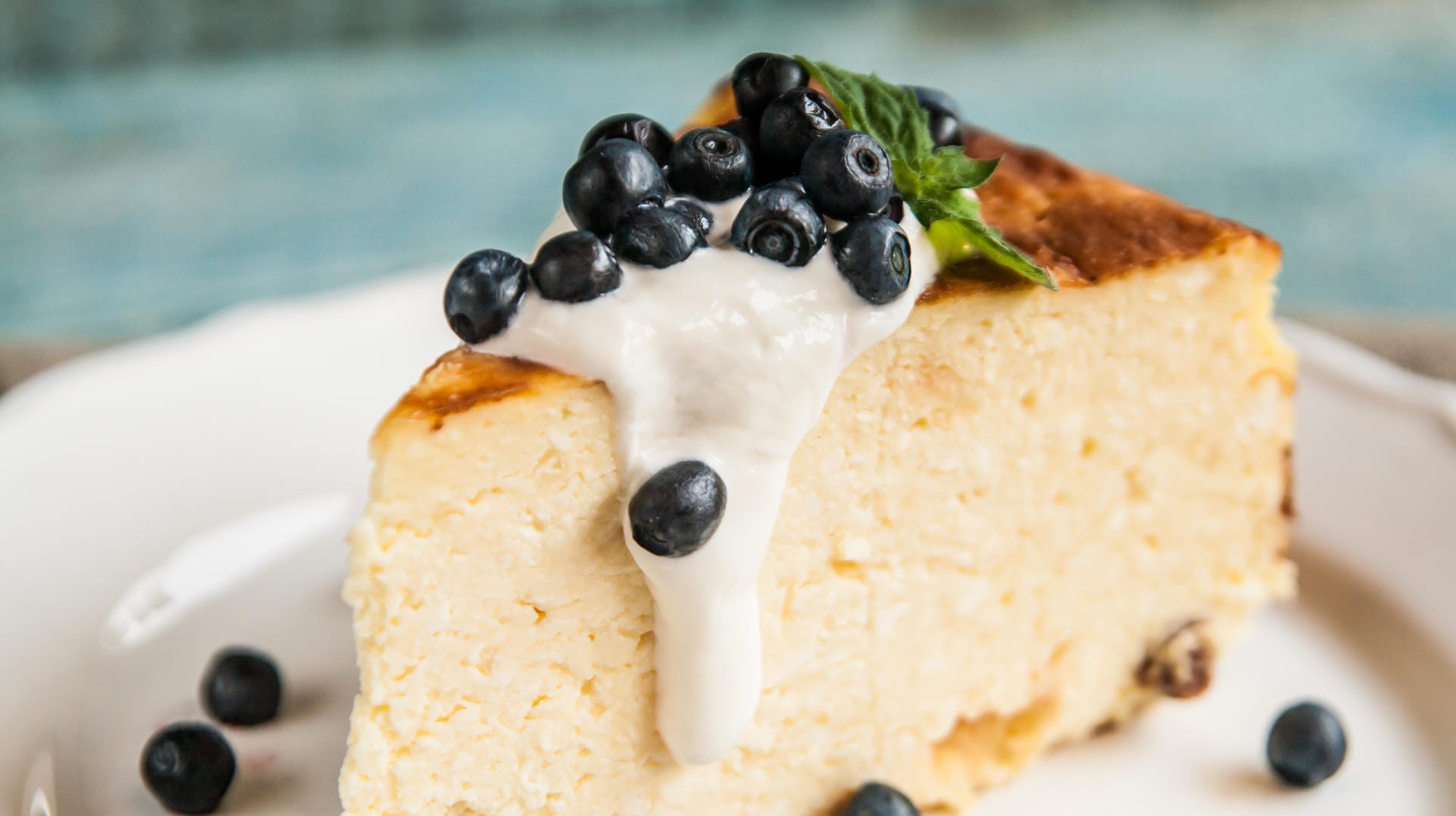 Käsekuchen: Beeren als Topping oder im Teig passen hervorragend dazu.