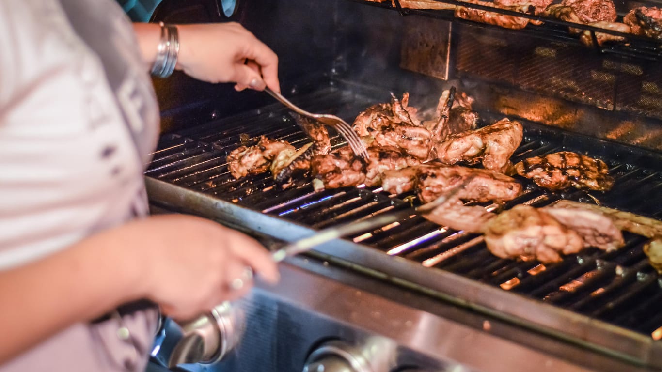 Gasgrill mit Fleisch Gasgrill mit Fleisch