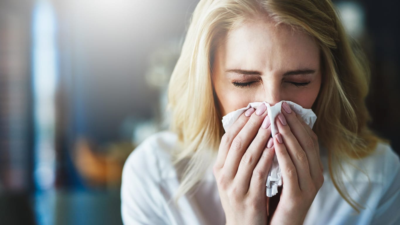 Immer wiederkehrender Schnupfen kann sich als Allergie entpuppen. Betroffene sollten daher besonders auf die Begleitsymptome achten.