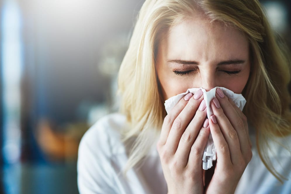 Immer wiederkehrender Schnupfen kann sich als Allergie entpuppen. Betroffene sollten daher besonders auf die Begleitsymptome achten.