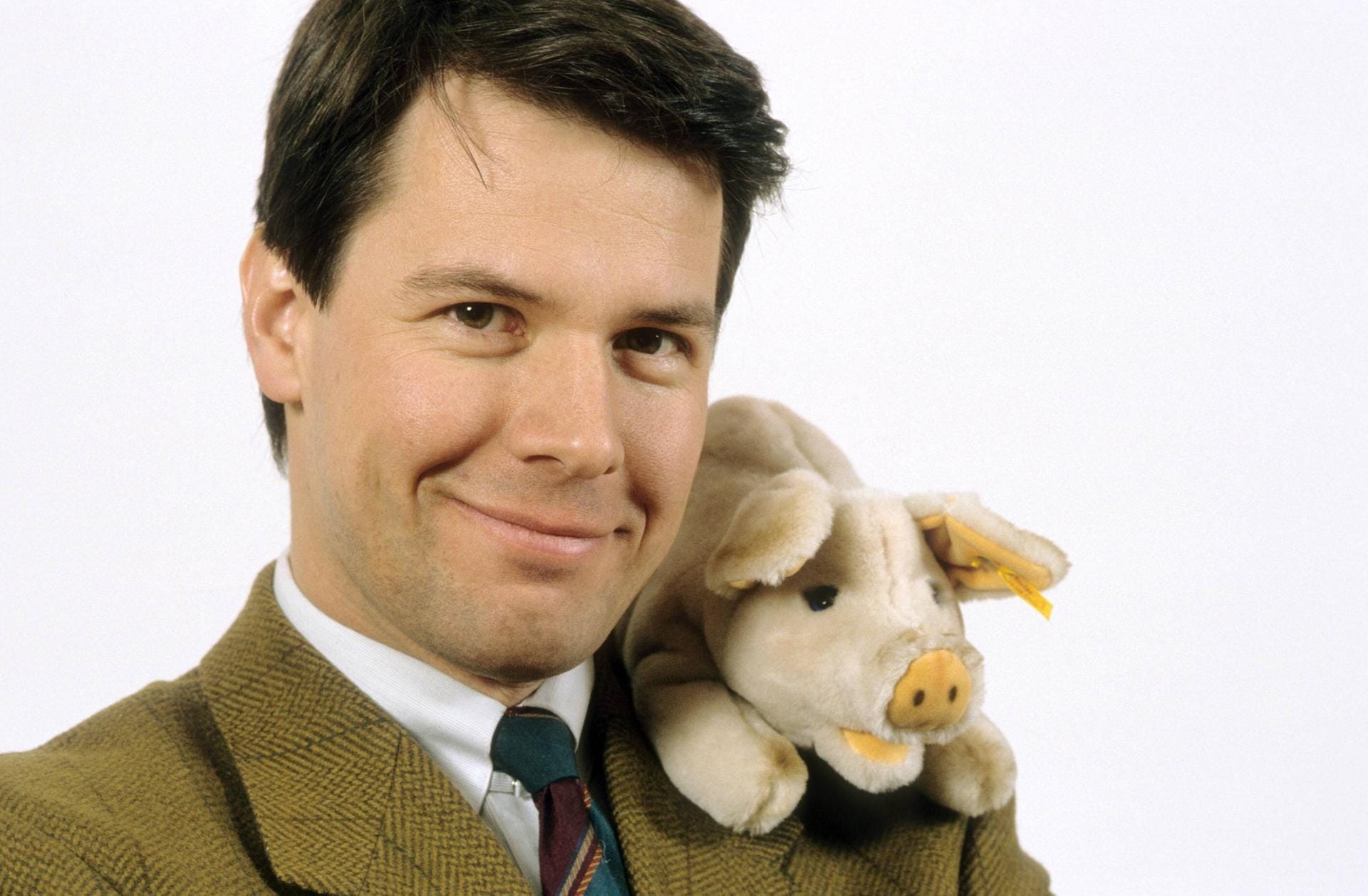 Ganz und gar nicht schweinisch: Peter Kloeppel 1992 mit Stofftieren.