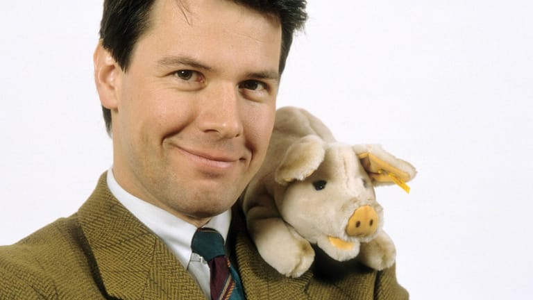 Ganz und gar nicht schweinisch: Peter Kloeppel 1992 mit Stofftieren.