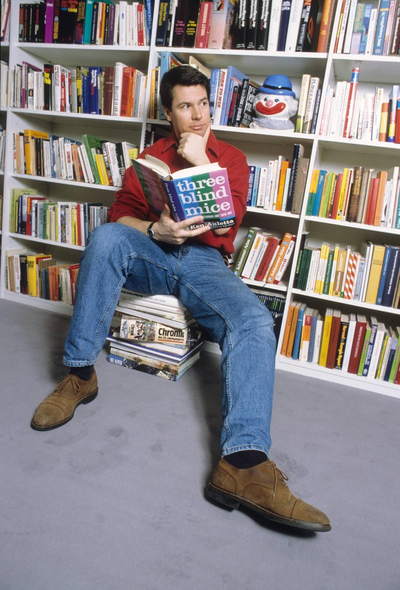 Leseratte: Peter Kloeppel 1993 vor einem Bücherregal.