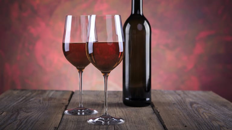 Wollen Sie guten Rotwein kaufen, helfen die Tipps echter Weinkenner.
