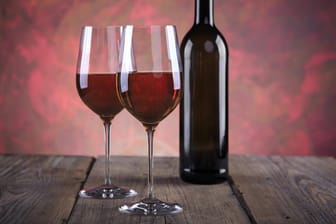 Wollen Sie guten Rotwein kaufen, helfen die Tipps echter Weinkenner.