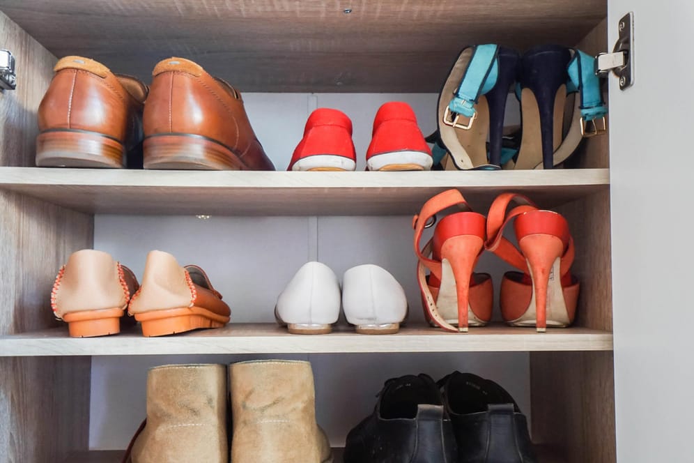Weg mit den Stolperfallen: In Schuhschränken sind Ihre Schuhe sicher aufbewahrt.