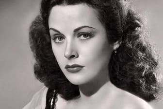 Hedy Lamarr: Sie war nicht nur eine erfolgreiche Schauspielerin, sondern auch die Erfinderin der drahtlosen Technologie, auf der Bluetooth basiert.