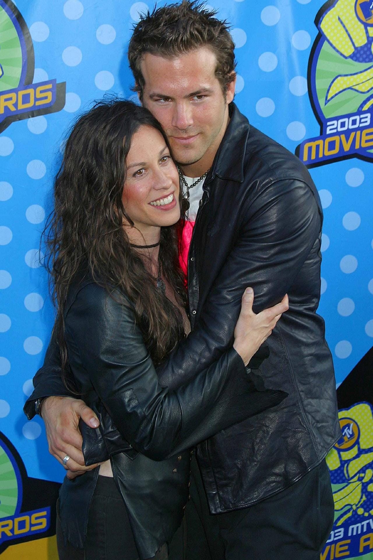 2002 - 2007: Nach fünf Jahren Beziehung, drei davon verlobt, gaben Sängerin Alanis Morissette und Schauspieler Ryan Reynolds im Februar 2007 ihre Trennung bekannt.