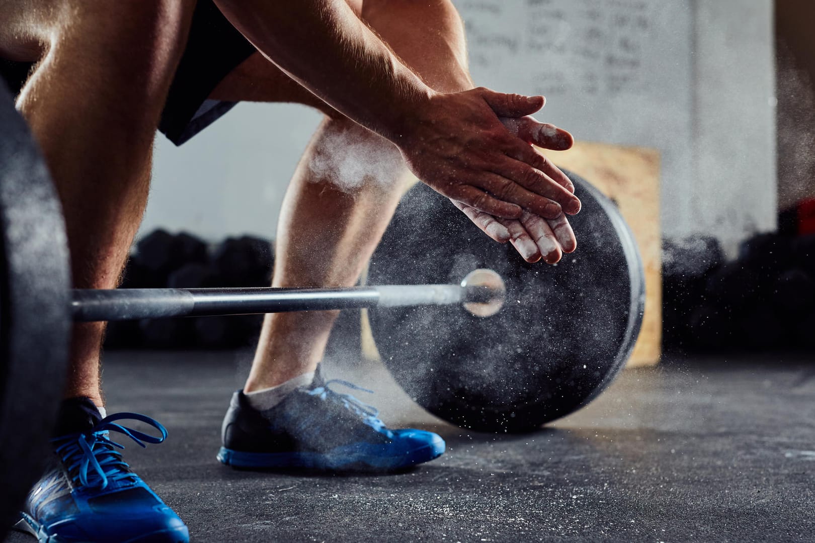 Hanteltraining: Kraftsport stärkt vor allem die Muskeln und erhöht so die Kraft des Sportlers.