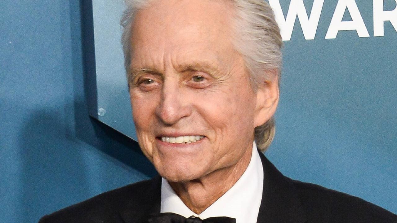 Michael Douglas: Er musste sich 2010 mit einer Strahlen- und Chemotherapie gegen den Kehlkopfkrebs zur Wehr setzen. Während seiner Behandlungszeit verlor der Schauspieler ganze 15 Kilo.