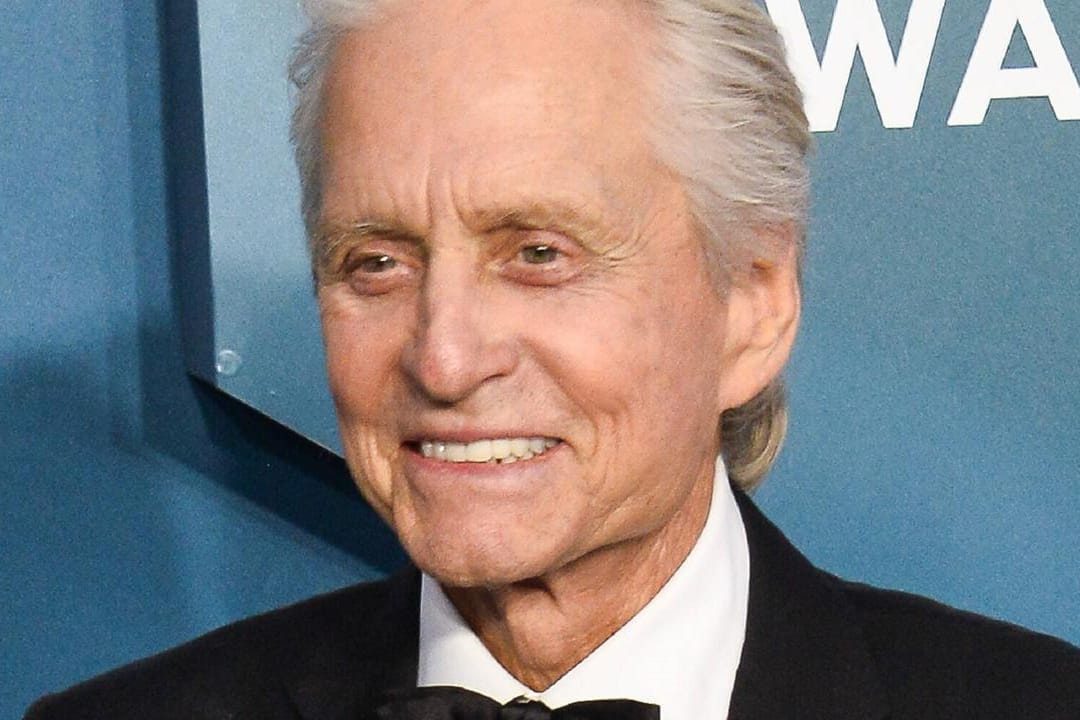 Michael Douglas: Er musste sich 2010 mit einer Strahlen- und Chemotherapie gegen den Kehlkopfkrebs zur Wehr setzen. Während seiner Behandlungszeit verlor der Schauspieler ganze 15 Kilo.