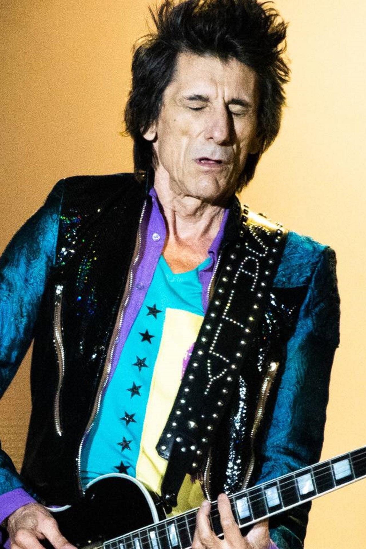 Ron Wood: Bei einer Routineuntersuchung vor der Tournee im Mai 2017 wurde bei dem Musiker Lungenkrebs diagnostiziert. Dem Rolling-Stones-Gitarristen wurde daraufhin ein Teil der Lunge entnommen. "Ich hatte verdammtes Glück", sagte der Musiker der "Mail on Sunday".