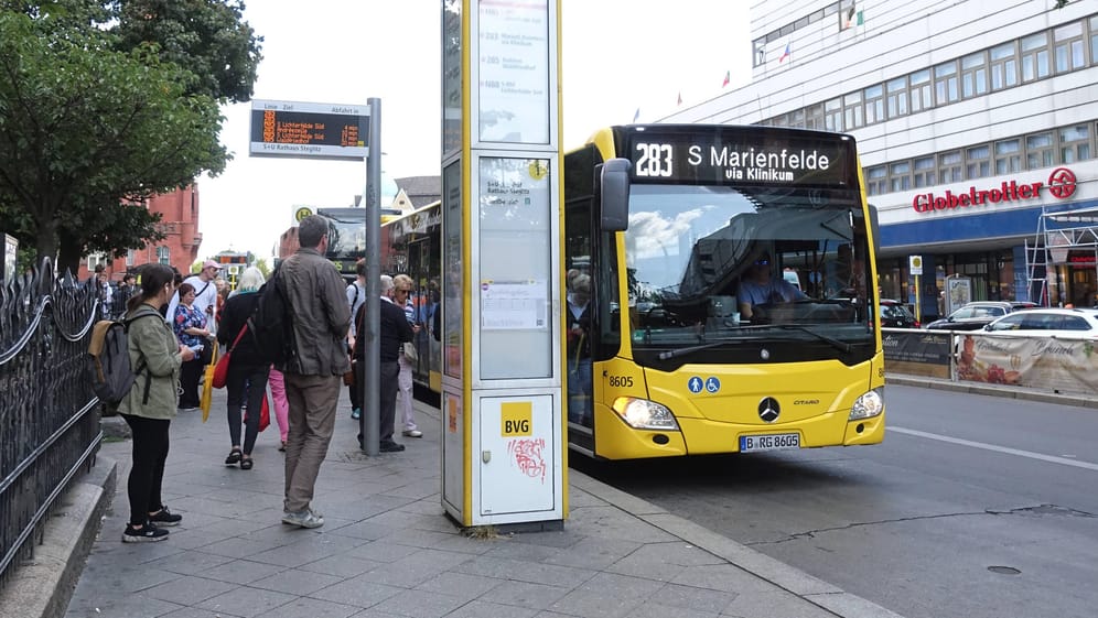 Bushaltestelle: Nicht immer wissen Auto- und Radfahrer, ob und wie sie an einem haltenden Bus vorbeifahren dürfen.