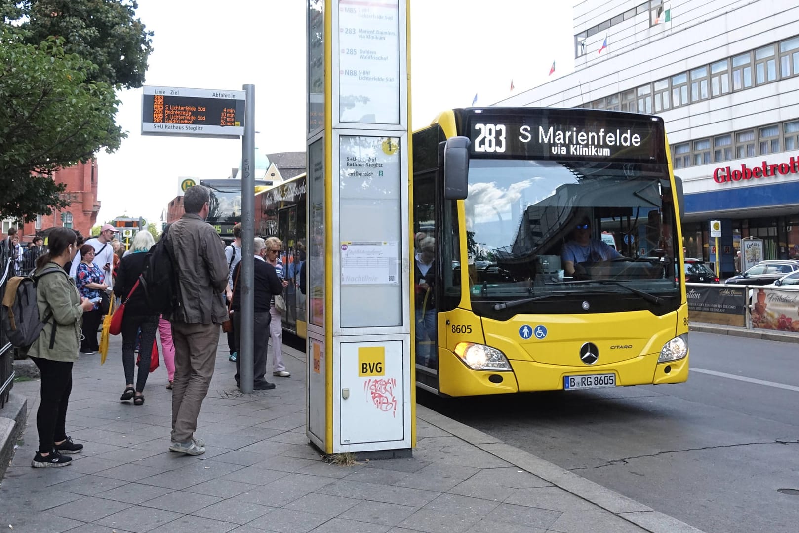 Bushaltestelle: Nicht immer wissen Auto- und Radfahrer, ob und wie sie an einem haltenden Bus vorbeifahren dürfen.