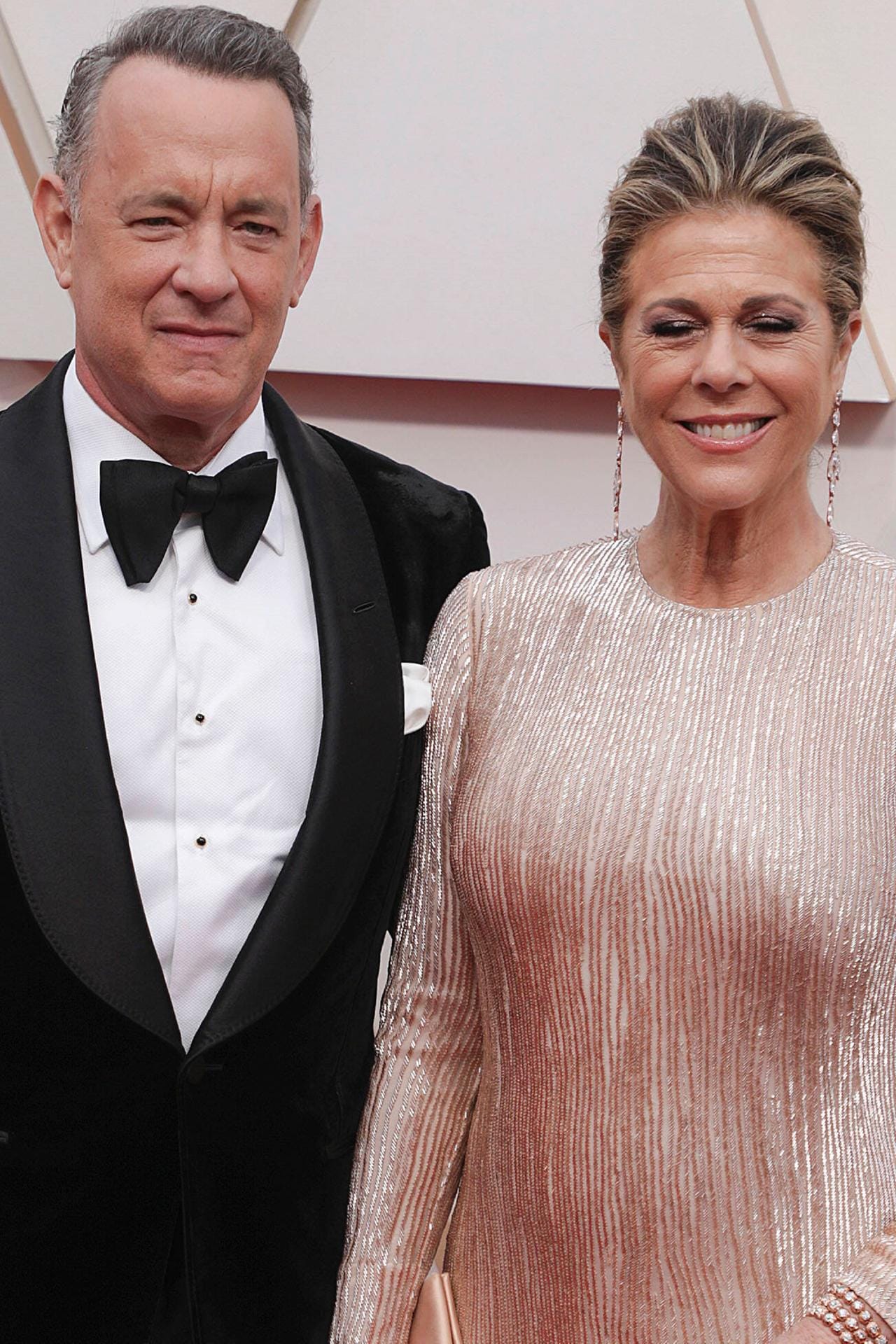Tom Hanks und Rita Wilson: Das Paar hatte sich gemeinsam im Frühjahr 2020 in Australien angesteckt. Der Schauspieler hatte sich etwas müde gefühlt, wie bei einer Erkältung. Seine Frau hatte zudem immer wieder Schüttelfrost und leichtes Fieber gehabt.
