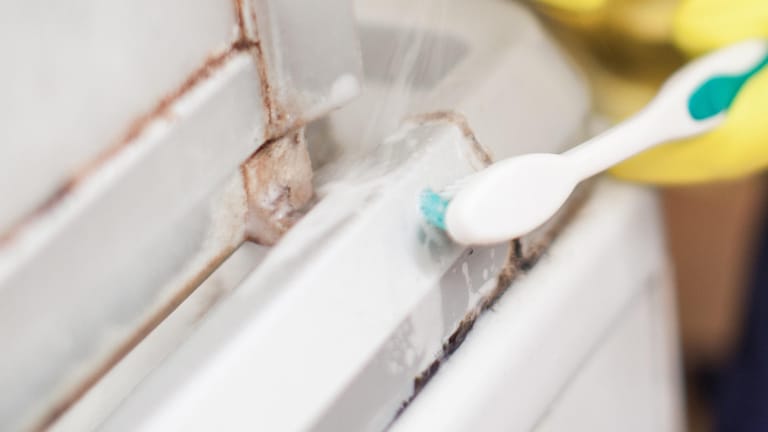 Badezimmerfliesen: Die Fugen lassen sich gut mit einer alten Zahnbürste säubern.