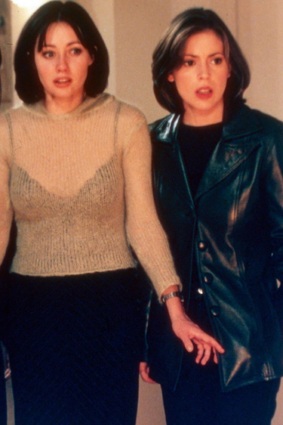 Alyssa Milano und Shannen Doherty: In "Charmed" spielten sie Schwestern mit Zauberkräften, die gemeinsam gegen das Böse kämpfen. Hinter den Kulissen waren sich die beiden gar nicht grün. Immer wieder gab es Zoff, bis die Macher schließlich die Notbremse zogen und Shannen Doherty aus dem Drehbuch schrieben.