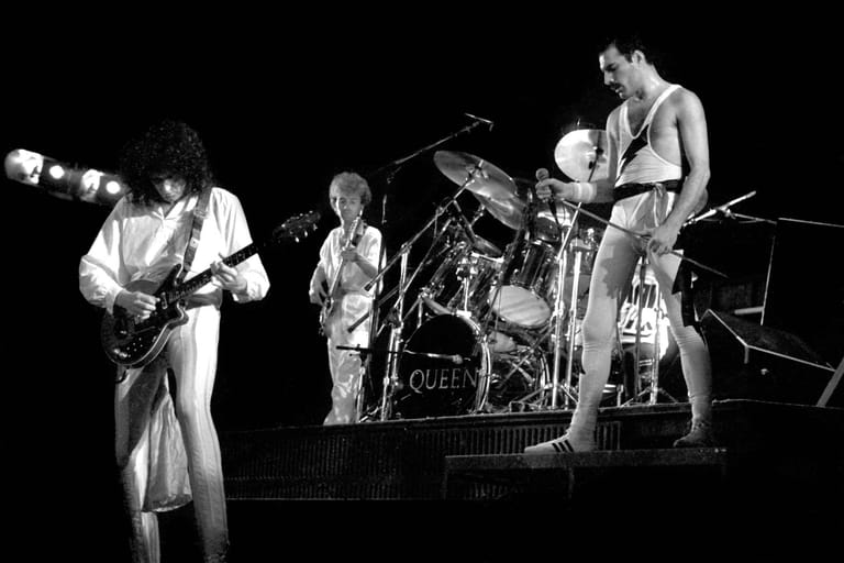 Queen: "Bohemian Rhapsody" (1974), "We Are The Champions" (1977), "We Will Rock You" (1977), ""Radio GaGa" (1984), "Who Wants To Live Forever" (1986), "Innuendo" (1991), "The Show Must Go On" (1991) – die Liste der Hits, die die Band bis zum Tode Freddie Mercurys im Jahr 1991 veröffentlichten, ist fast unendlich. Genau wie die Bewunderung der Fans.
