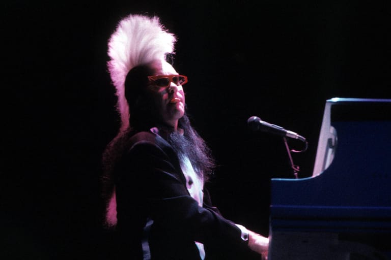 Elton John: Der britische Sänger, Pianist und Komponist kann wohl als absolutes Multitalent bezeichnet werden. Er feierte mit Balladen Erfolge, aber auch mit Rock- und Blues-Songs. Mehrere seiner Lieder wurden zu Welthits. Auch bekannt ist er für einen expressiven Look.