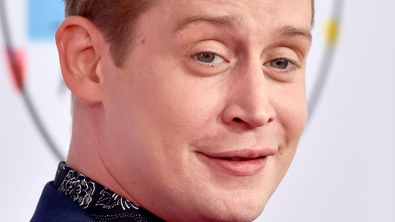 Macaulay Culkin (2018): Bald schon blieben weitere Filmrollen aus, die Ehe der Eltern zerbrach – und der Schauspieler rutschte in die Alkohol- und Drogensucht. Viele Jahre hatte er damit zu kämpfen. Nach den zahlreichen Negativschlagzeilen ist es mittlerweile ruhig um Macaulay Culkin geworden. Bis auf einige wenige Red-Carpet-Auftritte hat er Hollywood den Rücken gekehrt.