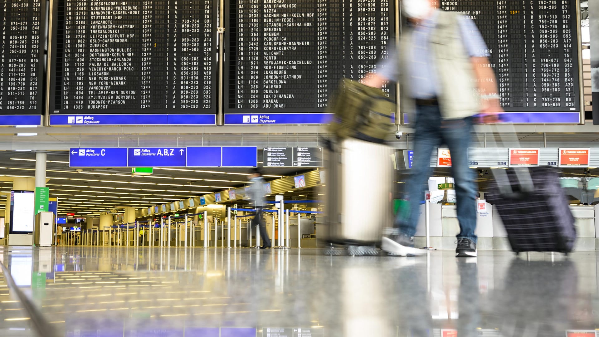 Abflughalle am Frankfurter Flughafen: Mittlerweile gibt es wieder einige Fernreiseziele, die für Touristen geöffnet sind.