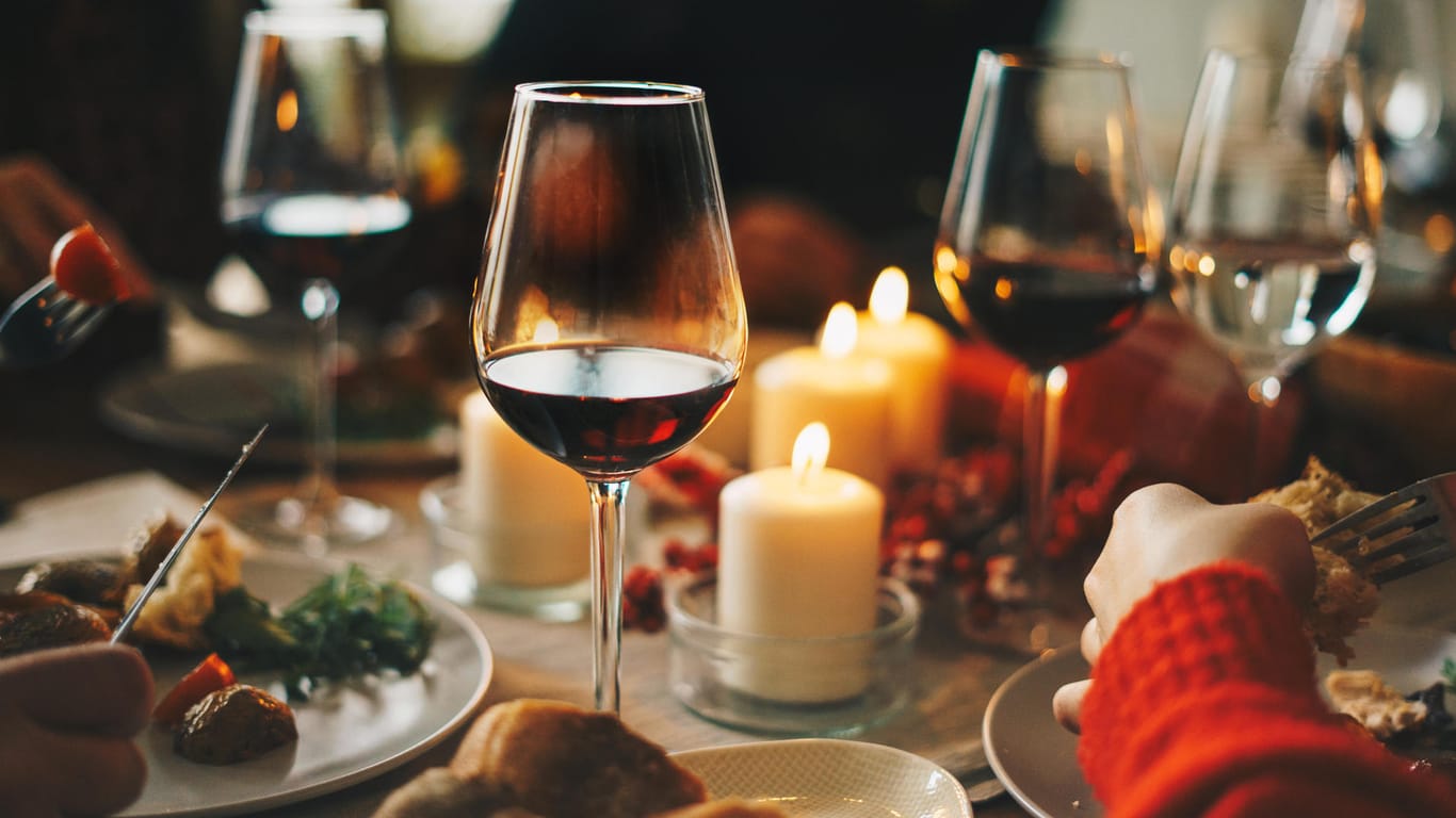 Im kulinarischen Winter lassen sich herzhafte und deftige Speisen am besten mit einem Rotwein kombinieren.