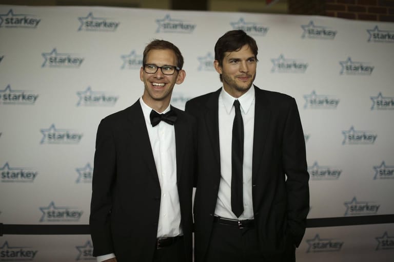 Michael und Ashton Kutcher: Der Zwillingsbruder des Hollywoodstars hatte schon mit 13 Jahren eine Herztransplantation und wird unterstützt, wo es geht.