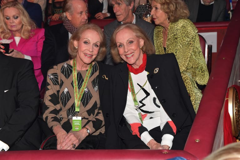 Alice und Ellen Kessler: Besser bekannt als die Kessler-Zwillinge, die in den Fünfziger- und Sechzigerjahren große Erfolge als Sängerinnen, Schauspielerinnen und Tänzerinnen feierten.
