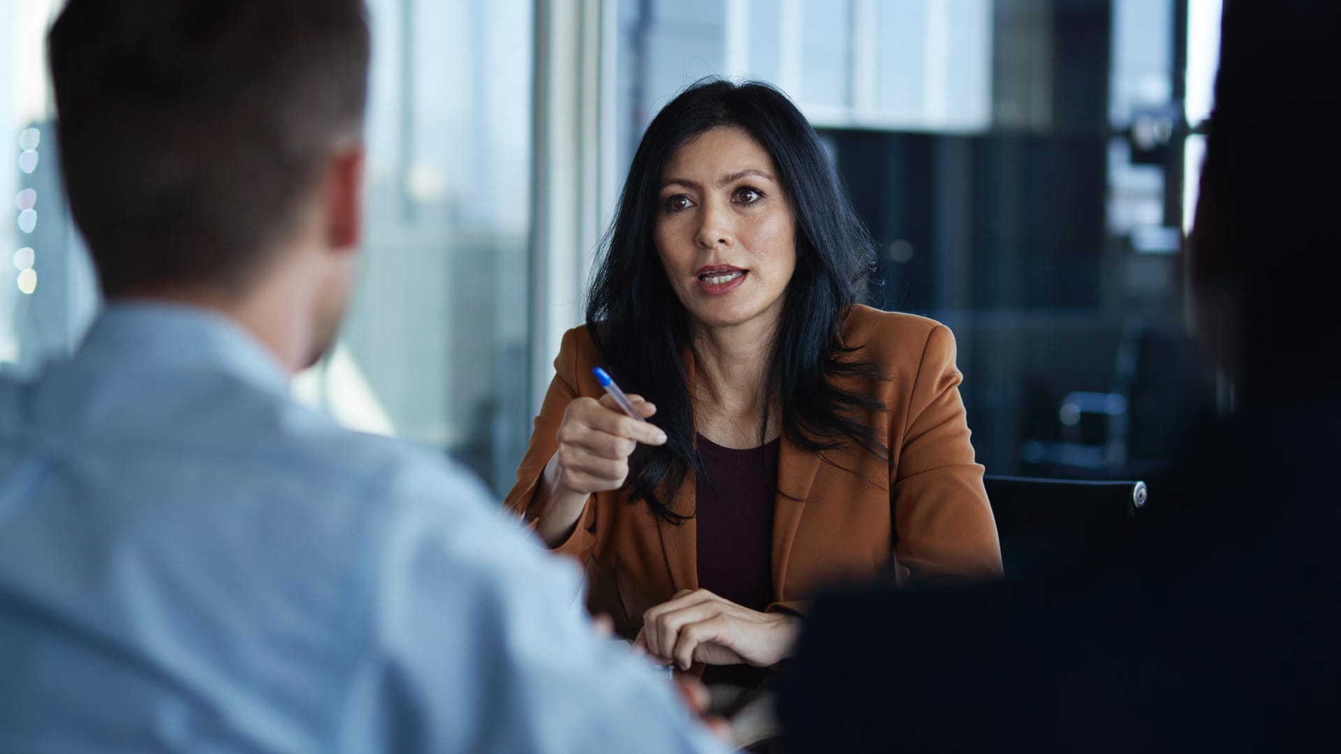 Diskussion während eines Meetings (Symbolbild): Der Gender Pay Gap ist in Deutschland weiter hoch.