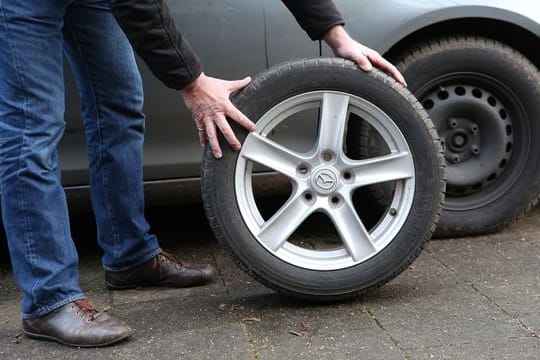 Erst prüfen, dann wechseln: Ist der Reifen noch fit für eine weitere Saison?