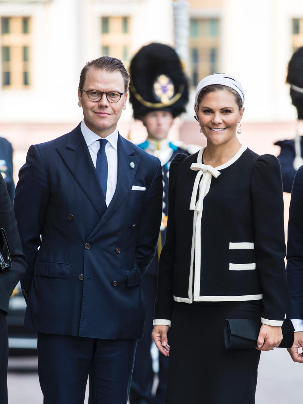Prinz Daniel und Kronprinzessin Victoria: Im März 2021 wurden die beiden Royals aus Schweden positiv auf das Coronavirus getestet. Sie "zeigen mildere Symptome, fühlen sich aber den Umständen entsprechend wohl", ließ das schwedische Königshaus damals verkünden.