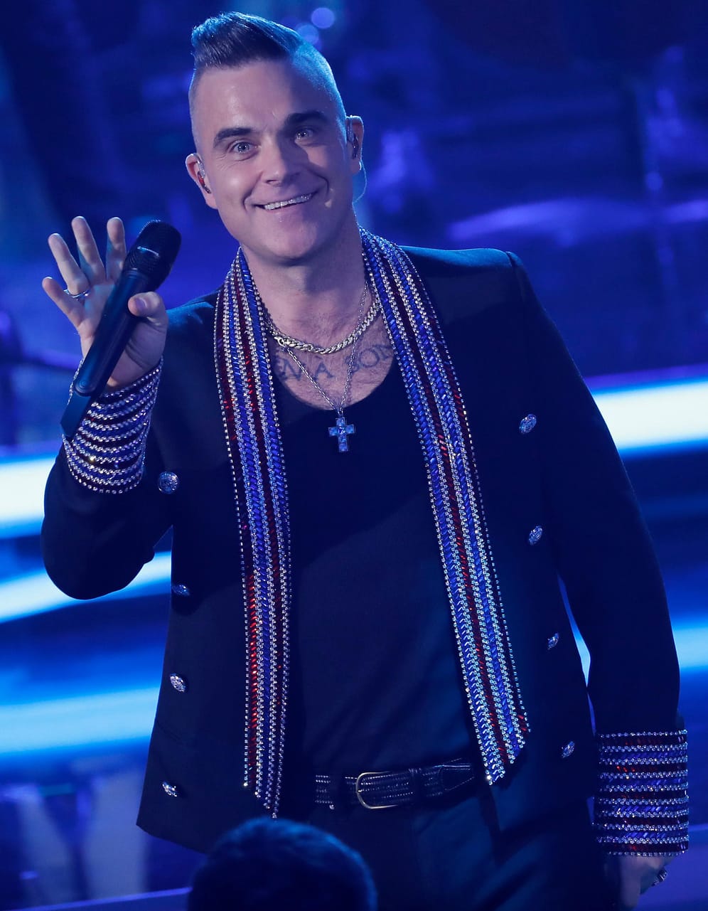 Robbie Williams: Der Musiker wurde ebenfalls positiv getestet. Der Sänger hatte sich im Januar 2021 beim Familienurlaub in der Karibik infiziert.