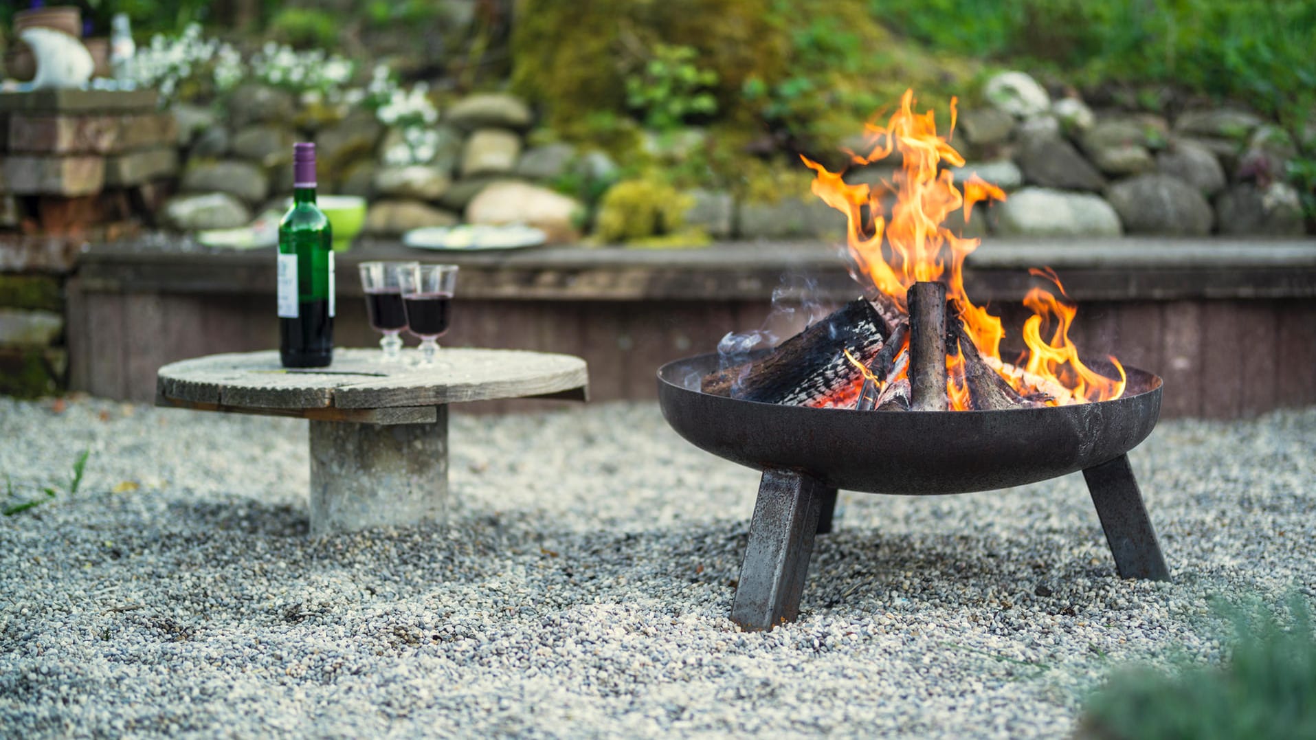 Mit Feuerschalen für Garten und Terrassen schaffen Sie angenehme Atmosphäre.