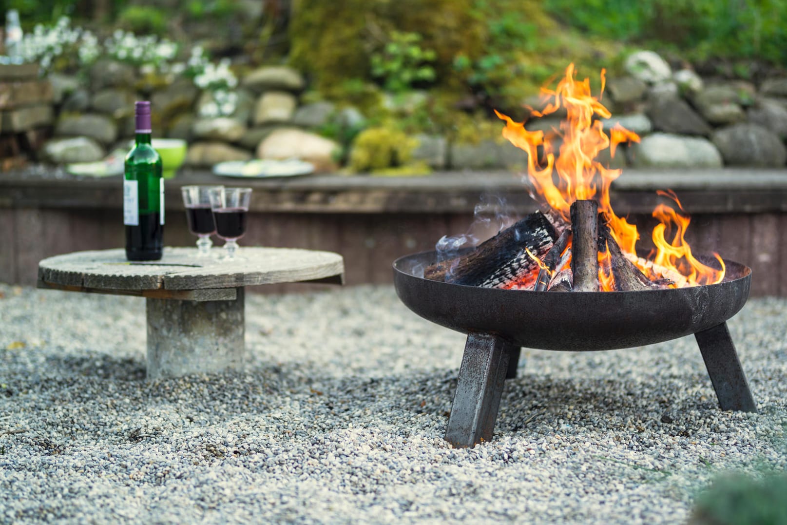 Mit Feuerschalen für Garten und Terrassen schaffen Sie angenehme Atmosphäre.