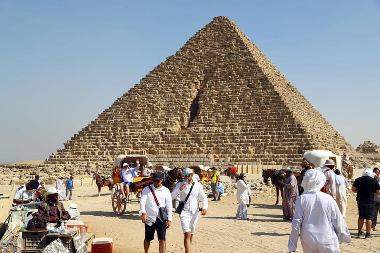 Touristen in Ägypten: Dort sind bisher nur etwa 30 Prozent der Bevölkerung geimpft.