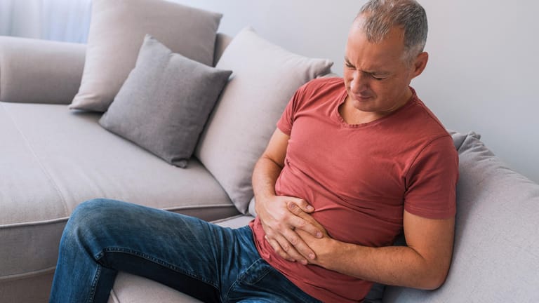 Magenbeschwerden: Bei einer Gastritis kann es zu Magenschmerzen, Aufstoßen und Völlegefühl kommen.