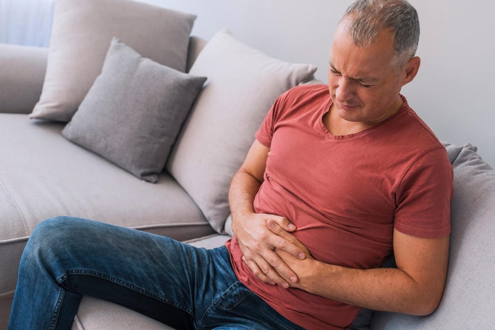 Magenbeschwerden: Bei einer Gastritis kann es zu Magenschmerzen, Aufstoßen und Völlegefühl kommen.