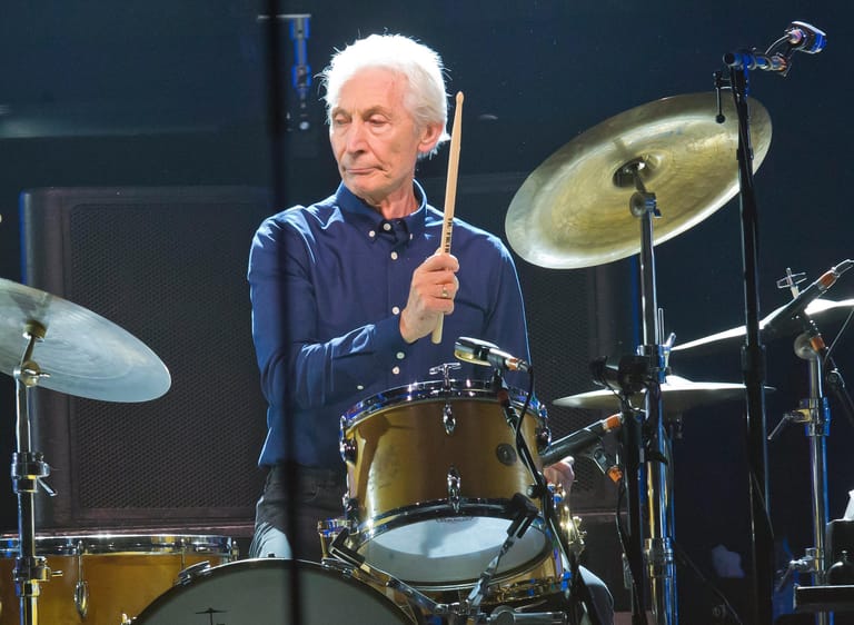 Charlie Watts: Als Dummer gehörte er seit 1963 zu den Rolling Stones. Bis zu seinem Tod im August 2021 stand er mit der Band auf der Bühne.