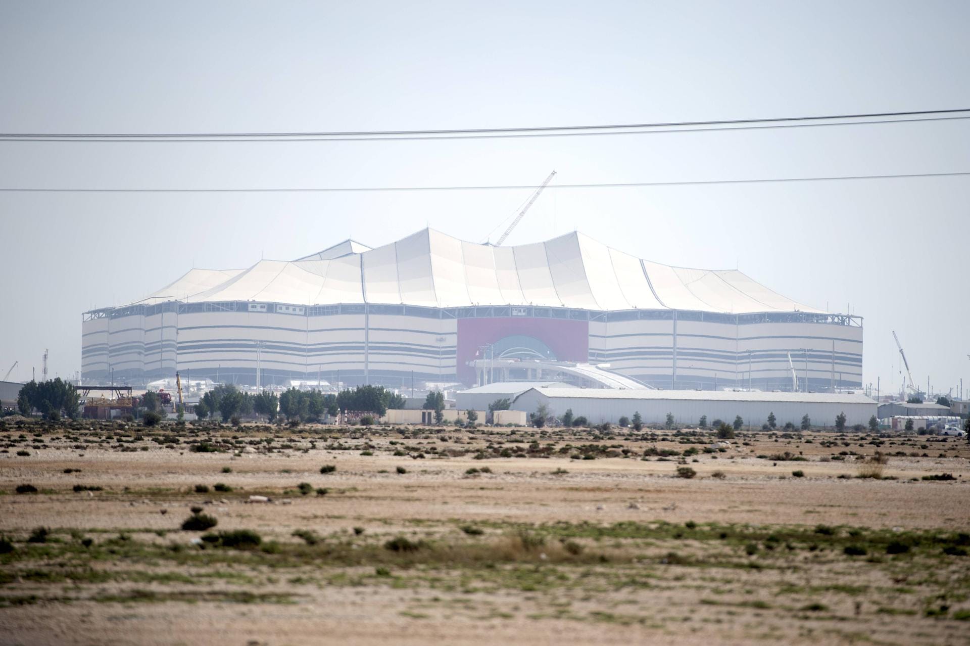 Al-Bayt-Stadion (al-Chaur): 60.000 Plätze. Die Arena wurde im November 2021 eröffnet. Hier werden sechs Gruppenspiele, darunter das Eröffnungsspiel, ein Achtel-, ein Viertel- und ein Halbfinale ausgetragen.