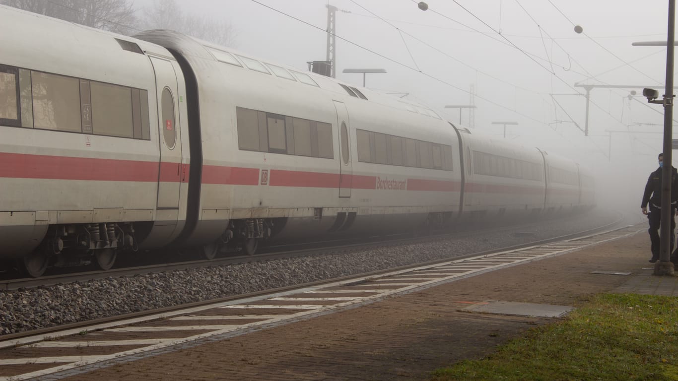 ICE steht bei Seubersdorf: In dem Zug ging der 27-Jährige auf die Passagiere los.