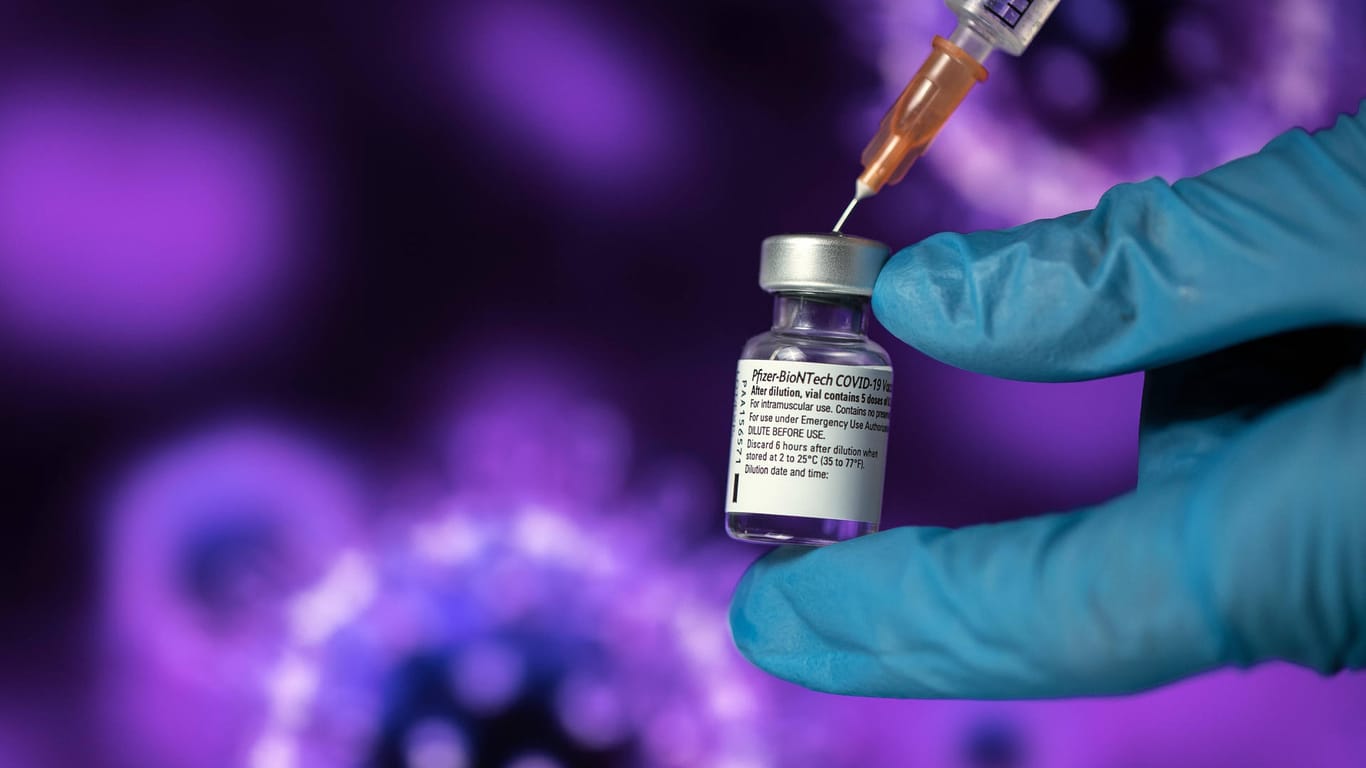 Ein Impfstoff gegen das Coronavirus wird in eine Spritze aufgezogen (Symbolbild): Nach wie vor bieten Impfungen den besten Schutz vor einer Infektion.