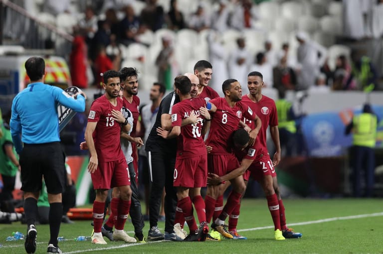 Katar: Als Gastgeber brauchte die Nationalmannschaft Katars keine Qualifikation zu bestreiten. Die Mannschaft von Trainer Felix Sanchez ist gesetzt und damit zum ersten Mal bei einer Endrunde dabei. t-online stellt die weiteren 28 Teams vor, die bereits als WM-Teilnehmer feststehen.
