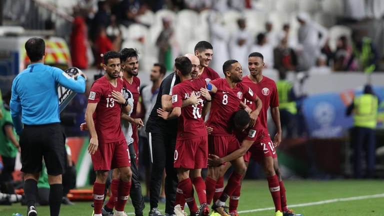 Katar: Als Gastgeber brauchte die Nationalmannschaft Katars keine Qualifikation zu bestreiten. Die Mannschaft von Trainer Felix Sanchez ist gesetzt und damit zum ersten Mal bei einer Endrunde dabei. t-online stellt die weiteren 28 Teams vor, die bereits als WM-Teilnehmer feststehen.