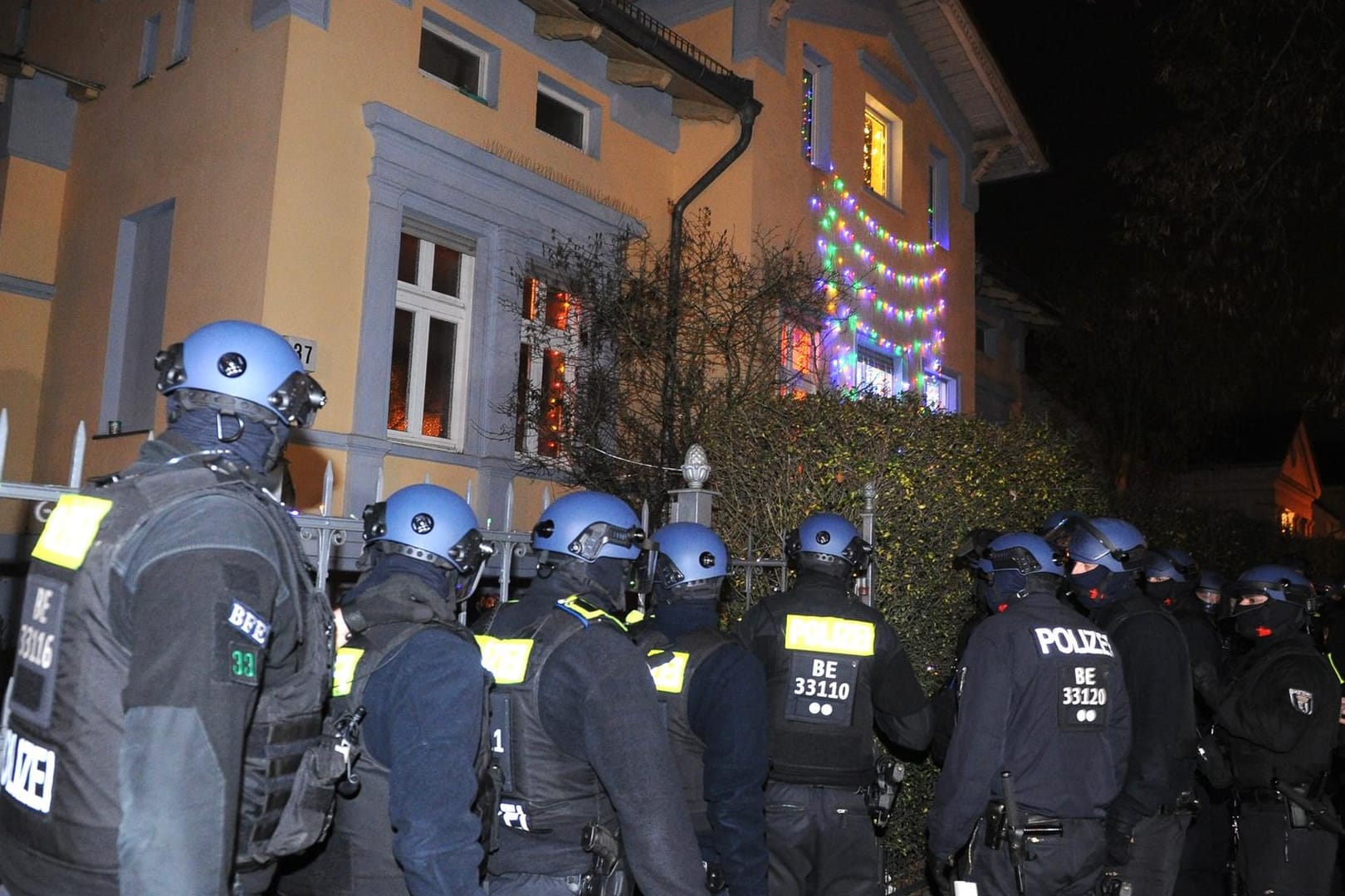 Polizisten bei einer Razzia in der Clan-Villa (Archivbild): Die Beamten hatten nach dem mutmaßlich gefälschten Mietvertrag gesucht.