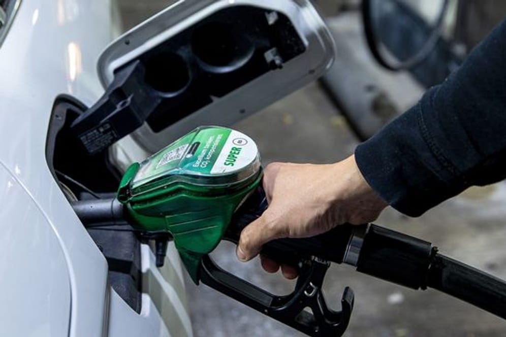 Spritpreise: Der ADAC schätzt die derzeitigen Kosten für Benzin und Diesel als zu hoch ein.